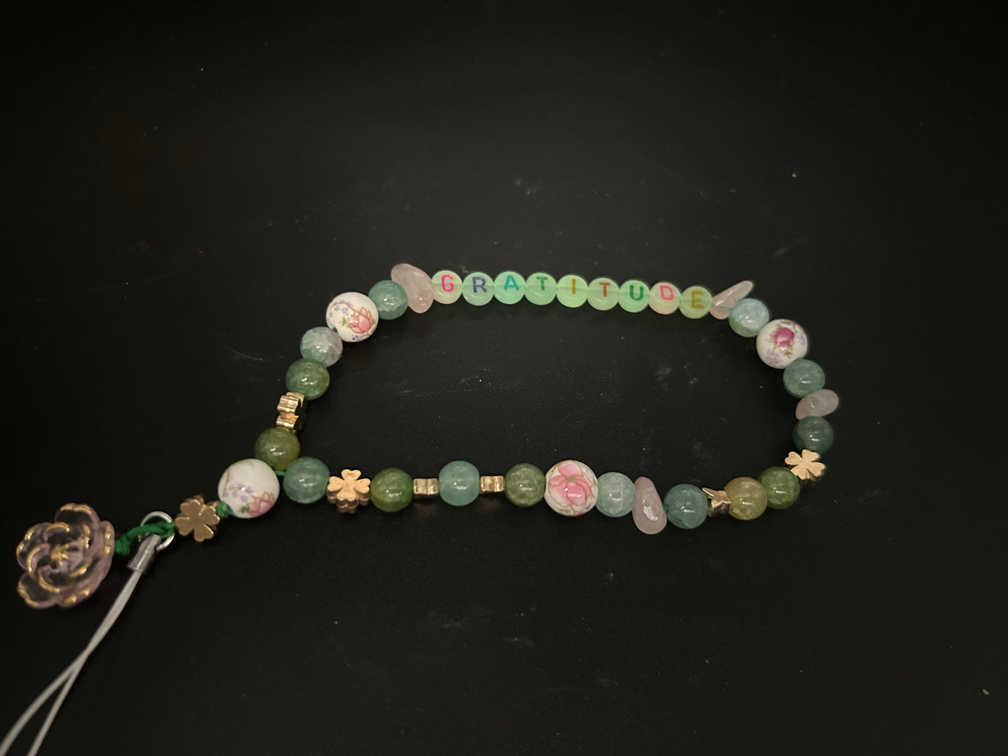 Bijou de GSM « Gratitude » Quartz rose et perles fantaisie