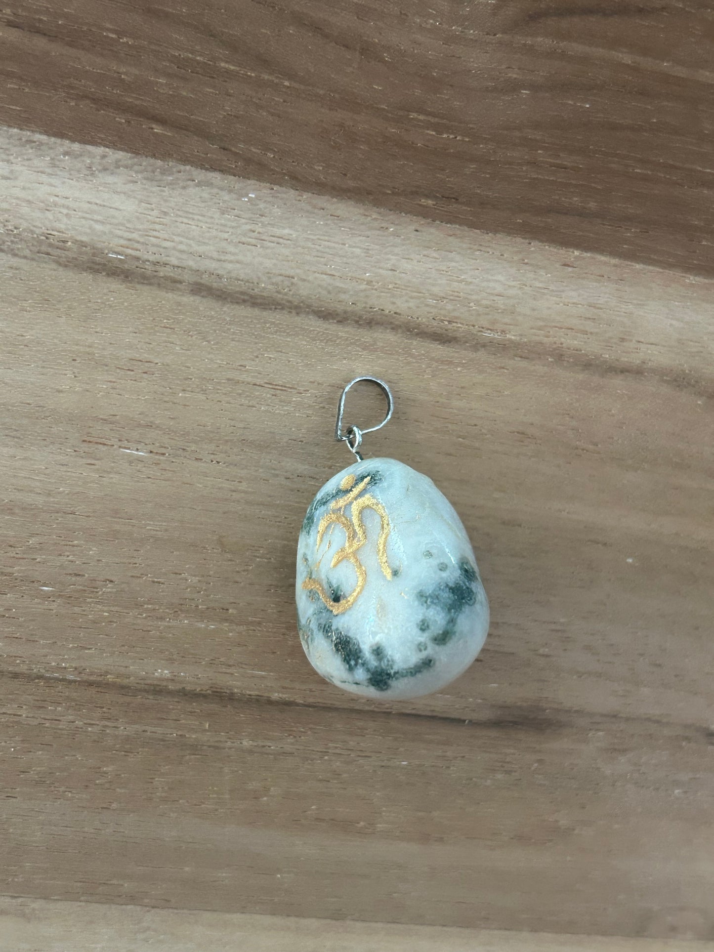 Pendentif gravé Ohm Agate arborisée