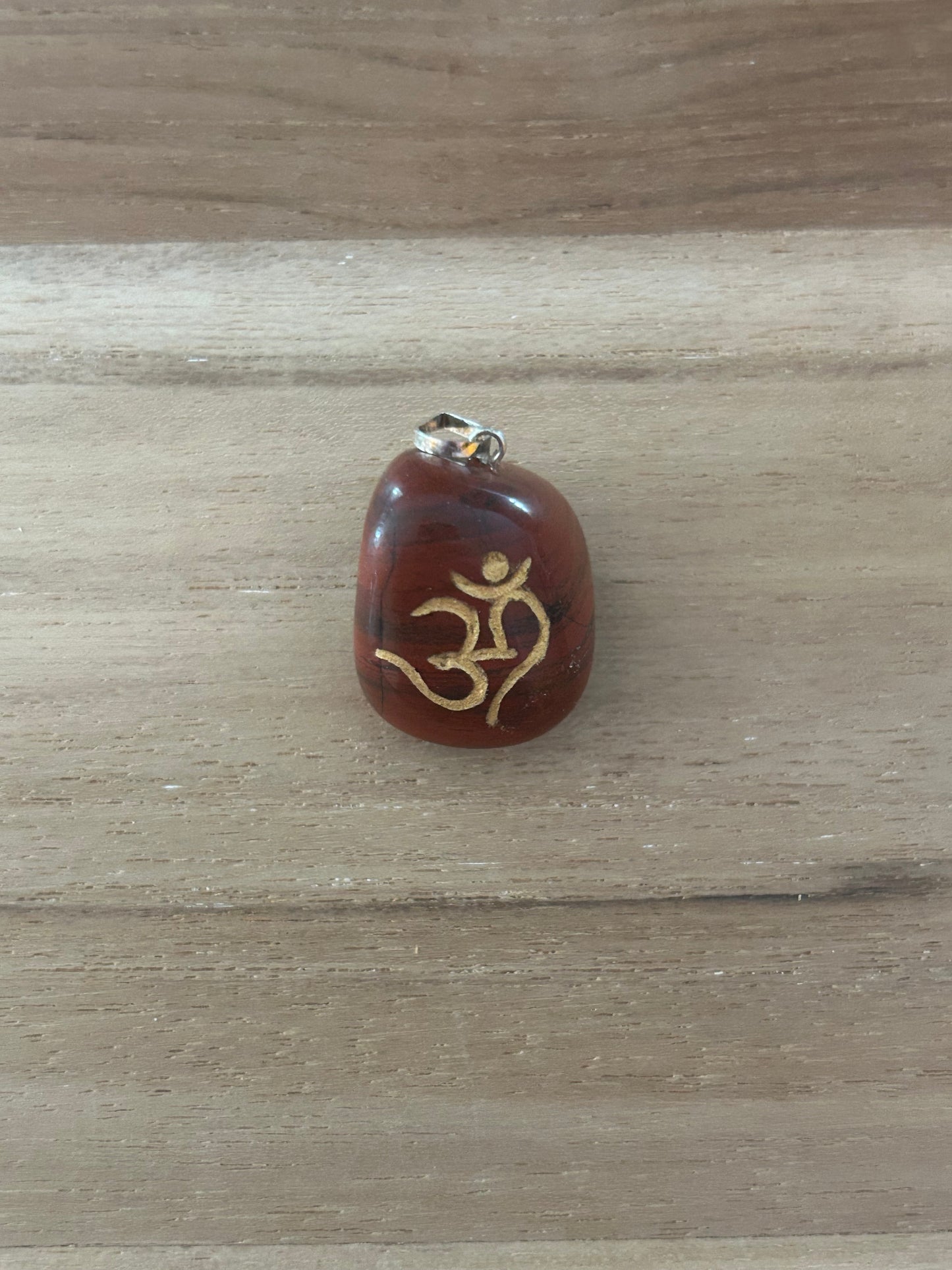 Pendentif gravé Ohm Jaspe rouge