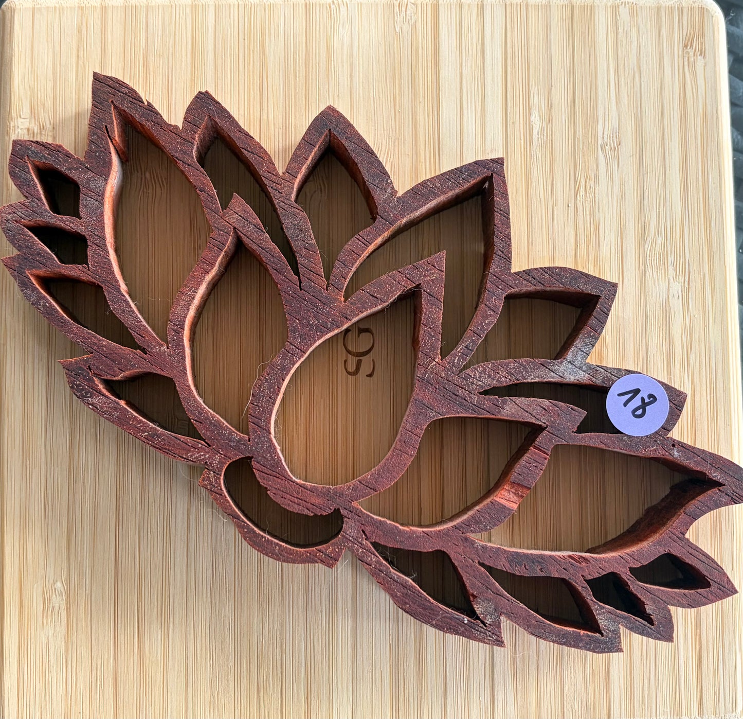 Fleur de Lotus chantourné à la main en bois de Padouk