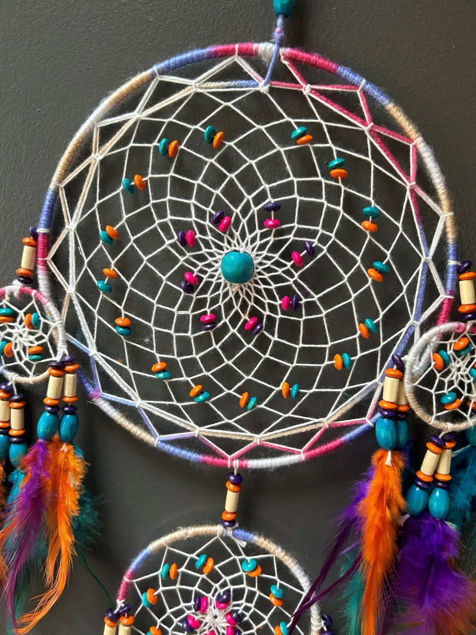 Attrape-rêves dreamcatcher multicolore fils argent modèle n°4 pas cher Attrape-rêves dreamcatcher multicolore fils argent modèle n°4 pas cher