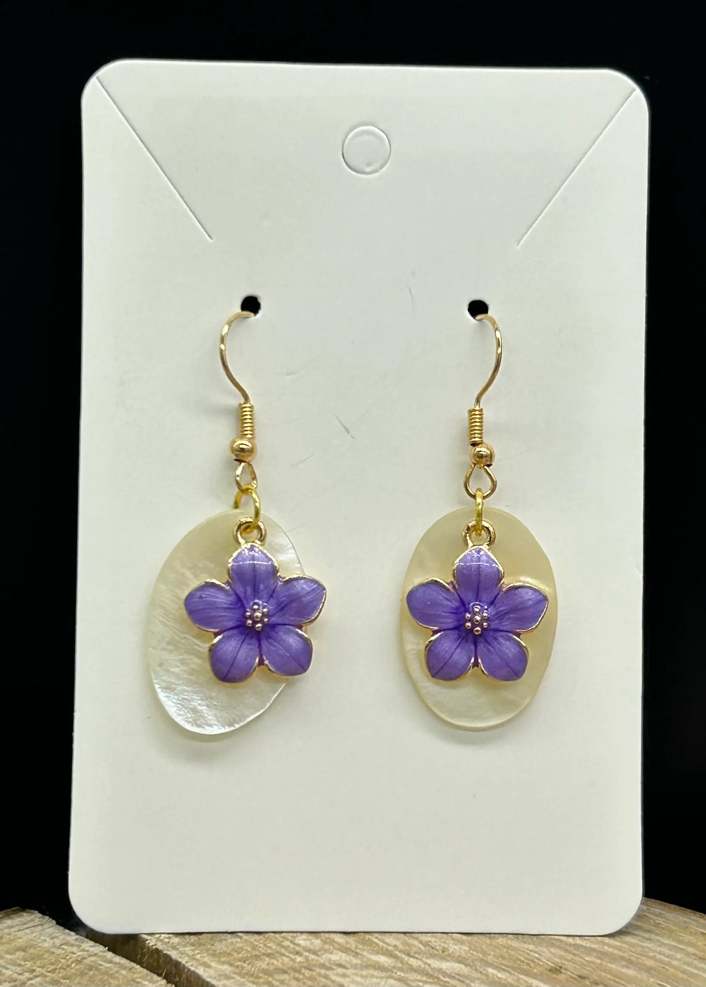 Boucles d'oreilles nacre fleur mauve
