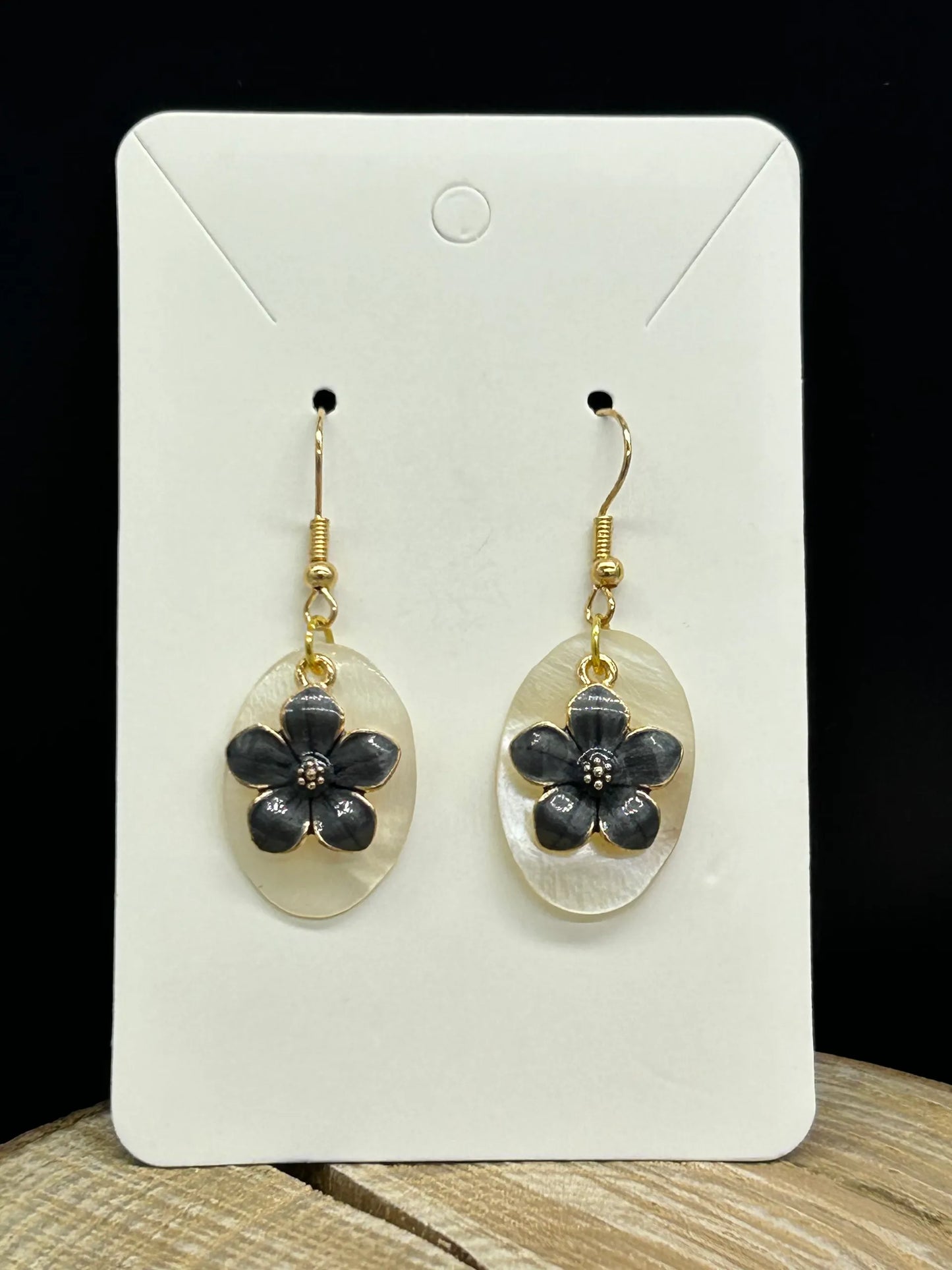Boucles d'oreilles nacre fleur noire