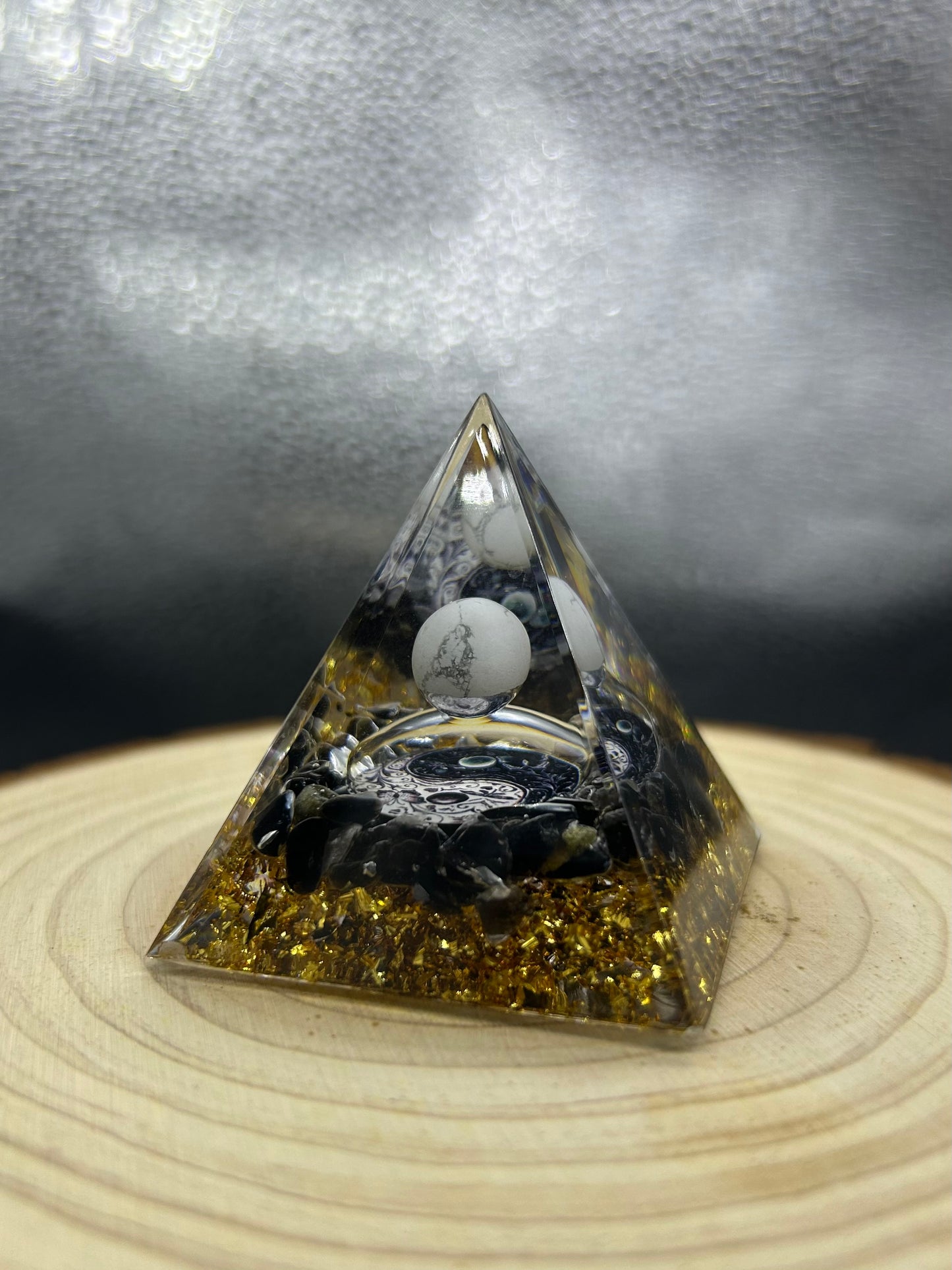 Pyramide Orgonite Howlite/Tourmaline noire