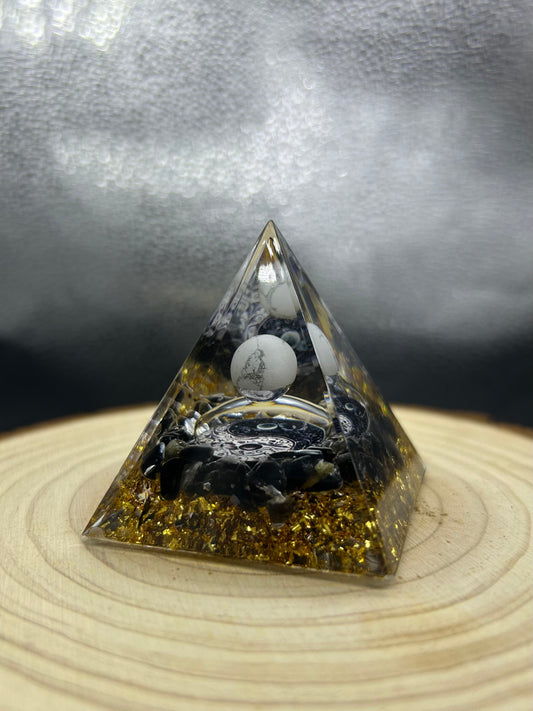Pyramide Orgonite Howlite/Tourmaline noire