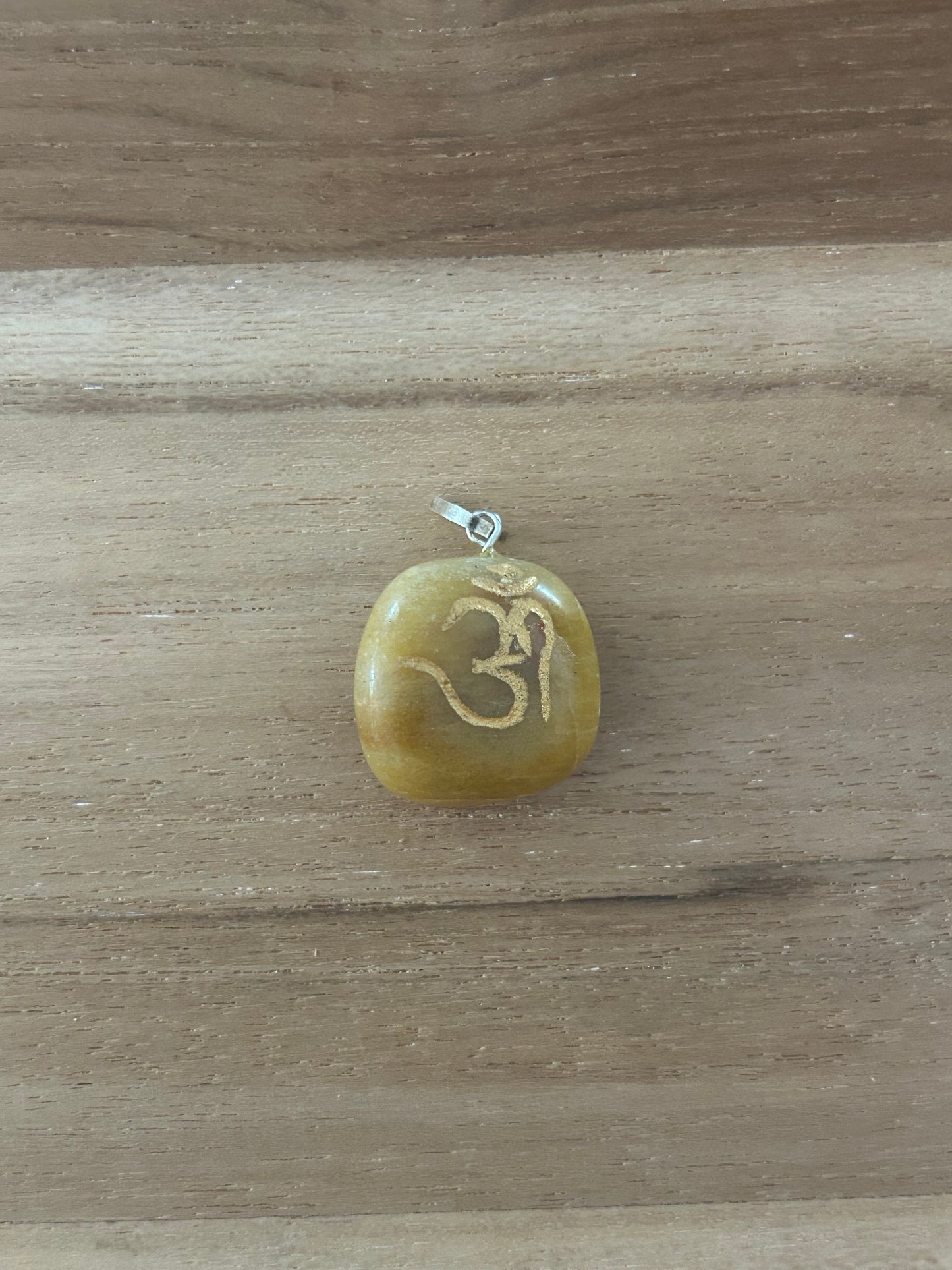 Pendentif gravé Ohm Calcite miel
