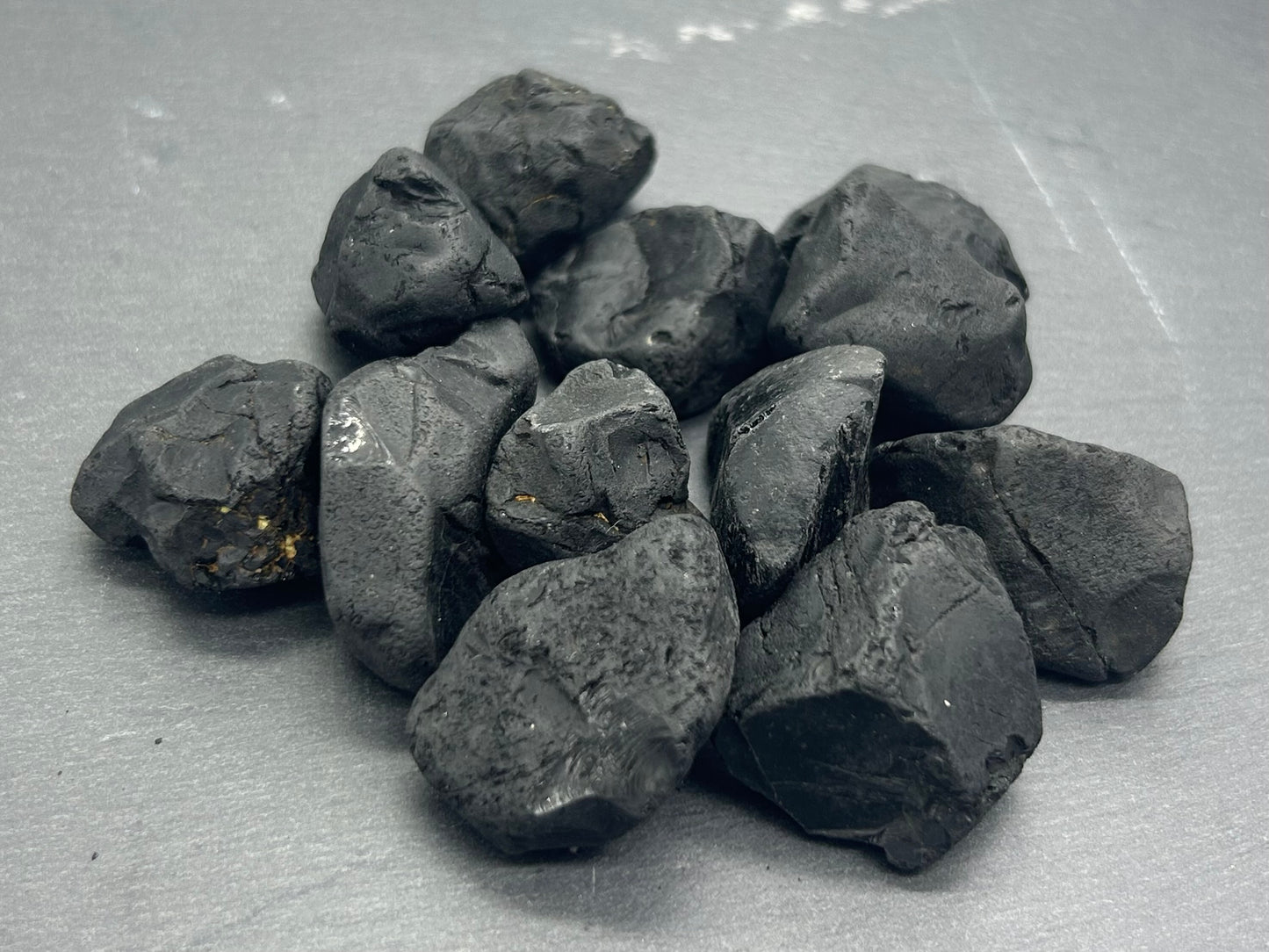 Spinelle noire brute