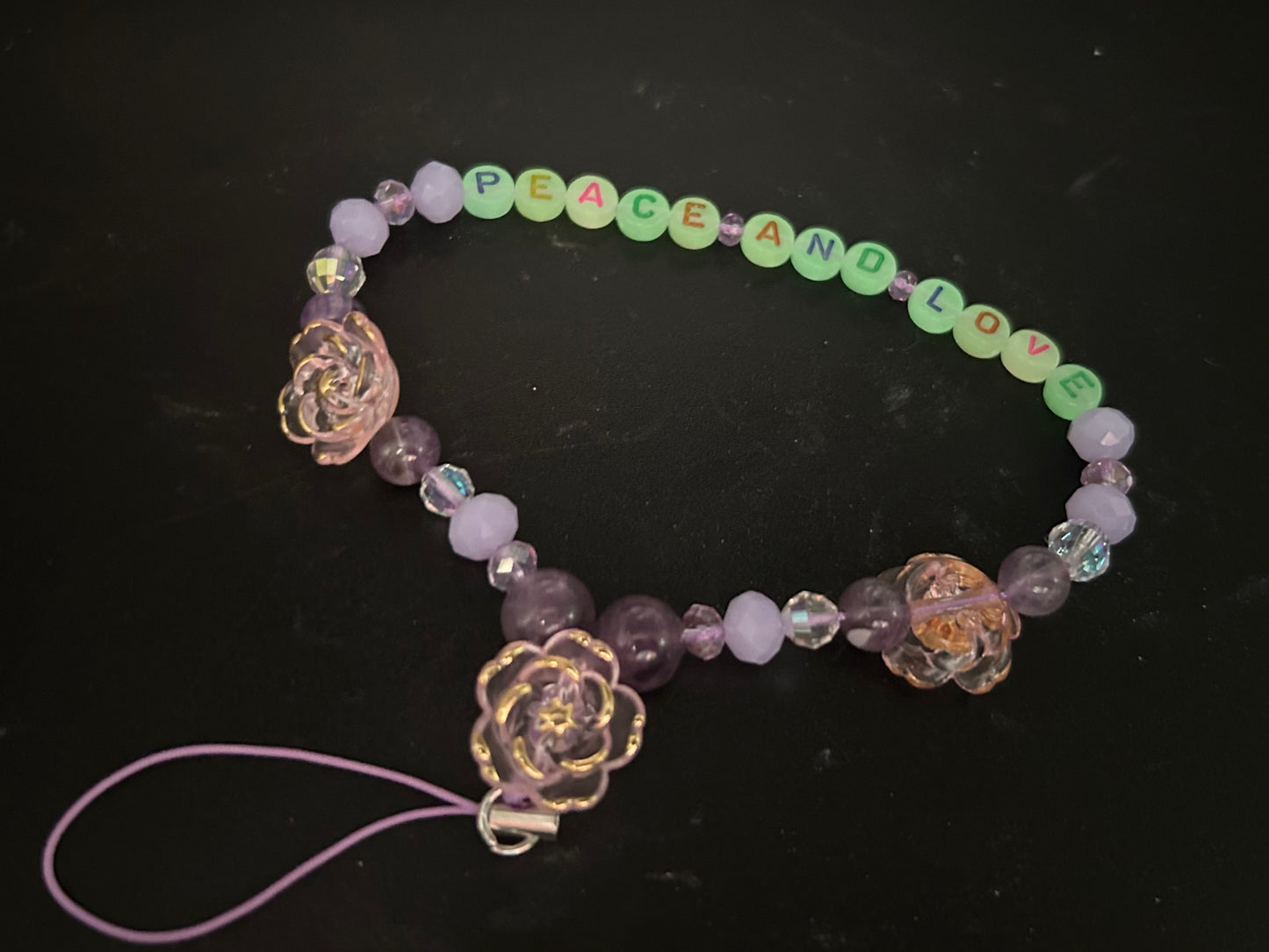 Bijou de GSM « Peace And Love » Améthyste et perles fantaisie