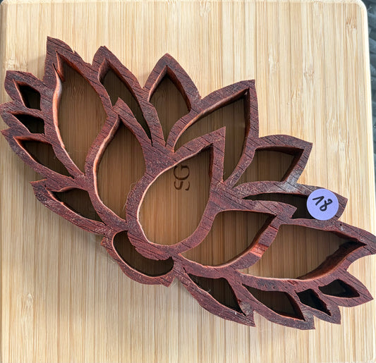 Fleur de Lotus chantourné à la main en bois de Padouk