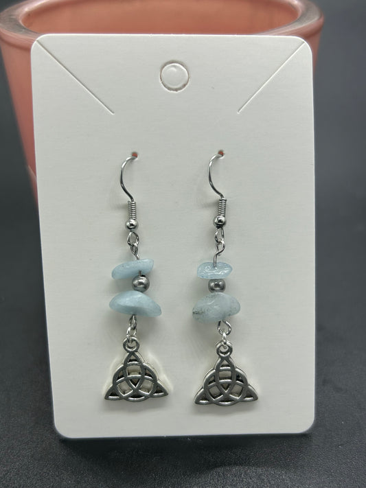Boucles d’oreilles mini noeud celtique Aigue marine