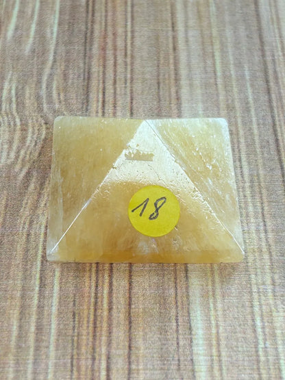 Pyramide de Calcite jaune